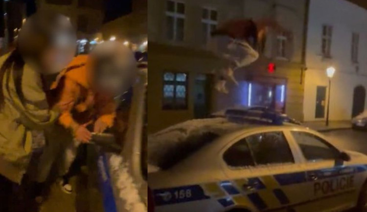 VIDEO: Mladík si užíval divokou demolici policejního auta, akci režíroval kamarád