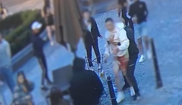VIDEO: Bitka v centru skončila pro mladíka prasklou lebkou. Agresorovi hrozí deset let