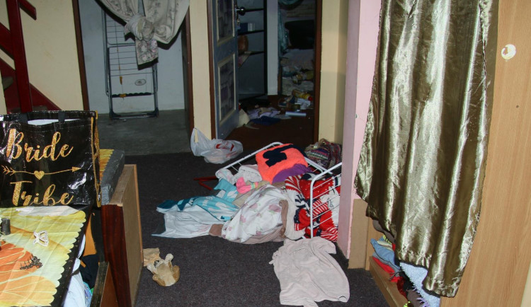 Obviněný měl zabít známou. Při útěku před policisty zapaloval lesy a vykrádal chaty