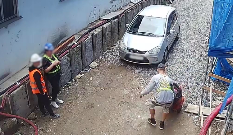 Muž si vysavač prostě odnesl, nikdo ho nezastavil.