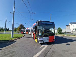Obří tříčlánkový trolejbus z Plzně má téměř 25 metrů, bude vozit cestující v Praze na letiště