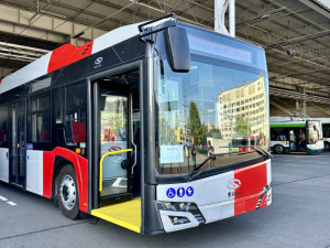 Obří tříčlánkový trolejbus z Plzně má téměř 25 metrů, bude vozit cestující v Praze na letiště