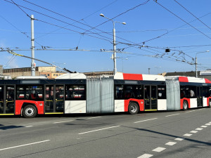 Obří tříčlánkový trolejbus z Plzně má téměř 25 metrů, bude vozit cestující v Praze na letiště