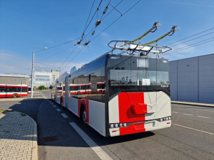 Obří tříčlánkový trolejbus z Plzně má téměř 25 metrů, bude vozit cestující v Praze na letiště