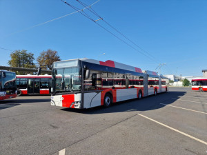 Obří tříčlánkový trolejbus z Plzně má téměř 25 metrů, bude vozit cestující v Praze na letiště