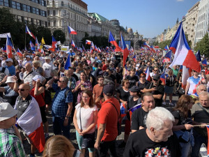 VIDEO: Lidé v Praze protestují proti vládě. Mezi řečníky jsou i dezinformátoři