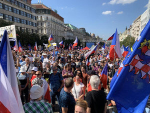 VIDEO: Lidé v Praze protestují proti vládě. Mezi řečníky jsou i dezinformátoři