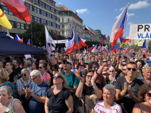VIDEO: Lidé v Praze protestují proti vládě. Mezi řečníky jsou i dezinformátoři