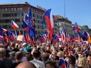 VIDEO: Lidé v Praze protestují proti vládě. Mezi řečníky jsou i dezinformátoři
