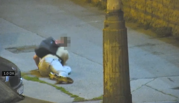 Snímek z bezpečnostní kamery.