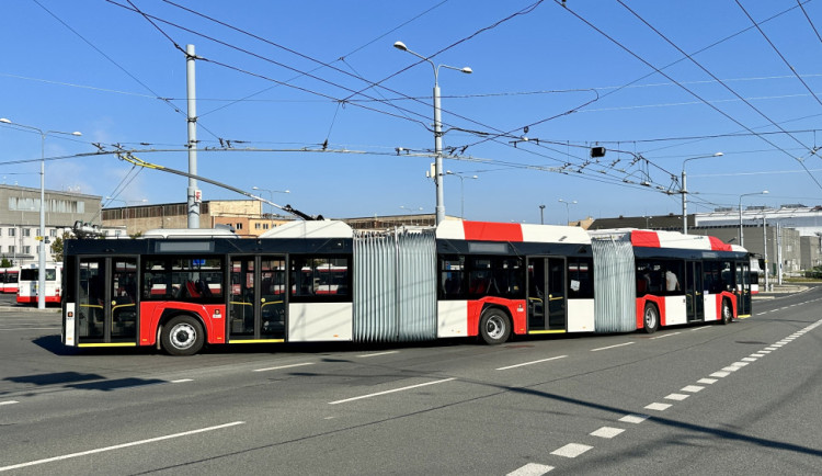 Obří tříčlánkový trolejbus z Plzně má téměř 25 metrů, bude vozit cestující v Praze na letiště