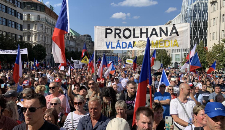 VIDEO: Lidé v Praze protestují proti vládě. Mezi řečníky jsou i dezinformátoři