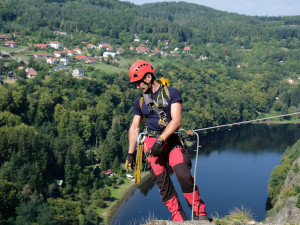 FOTO: Pražští hasiči absolvovali pravidelné lezecké cvičení
