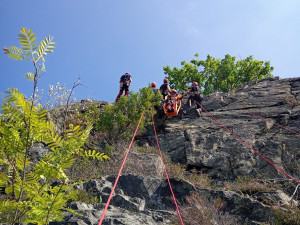 FOTO: Pražští hasiči absolvovali pravidelné lezecké cvičení