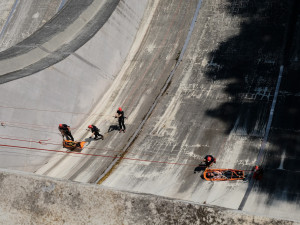 FOTO: Pražští hasiči absolvovali pravidelné lezecké cvičení