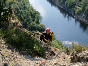 Pražští hasiči lezli po skalách. Cvičili záchranu zraněných osob