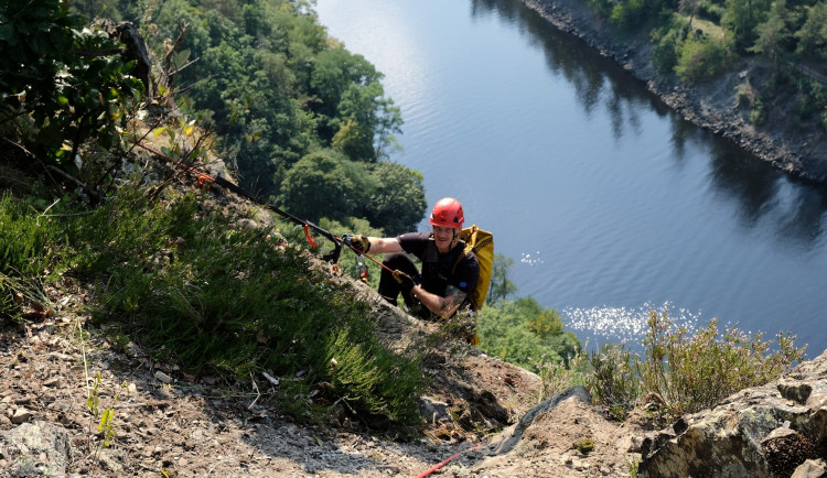 FOTO: Pražští hasiči absolvovali pravidelné lezecké cvičení