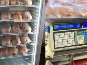 Stánkař z Holešovické tržnice nakupoval kuřecí maso v drůbežárně. Pak tvrdil, že je z vlastního chovu