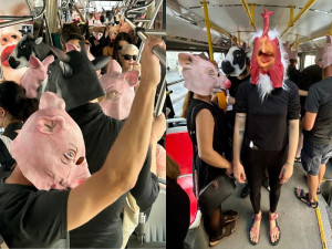 Aktivisté v maskách v Praze upozorňují na utrpení zvířat při transportech