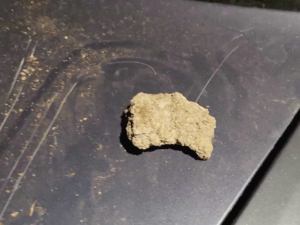 Naštvaný muž se vyřádil na autě své bývalé. Poškrábal ho kamenem a urval zrcátka