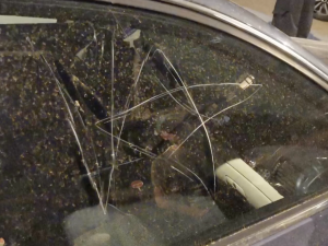 Naštvaný muž se vyřádil na autě své bývalé. Poškrábal ho kamenem a urval zrcátka