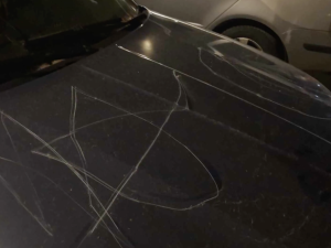 Naštvaný muž se vyřádil na autě své bývalé. Poškrábal ho kamenem a urval zrcátka