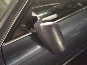 Naštvaný muž se vyřádil na autě své bývalé. Poškrábal ho kamenem a urval zrcátka