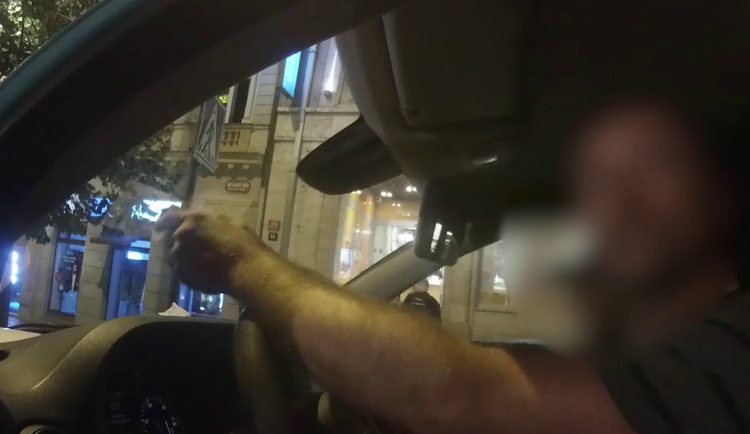 Muž s nabídkou nepochodil.