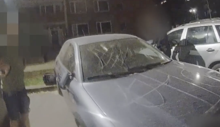 Muž poškrábal kapotu i skla.