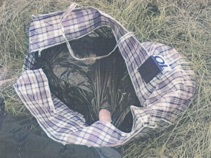 V taškách kolem Prahy našla policie rozčtvrceného muže. Stále se neví, kdo to byl