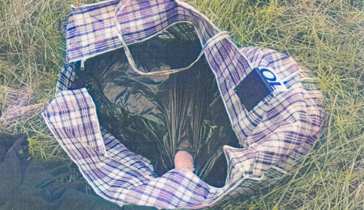 V taškách kolem Prahy našla policie rozčtvrceného muže. Stále se neví, kdo to byl