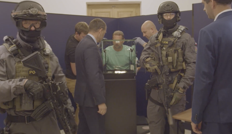 Na převoz dohlížela policie.