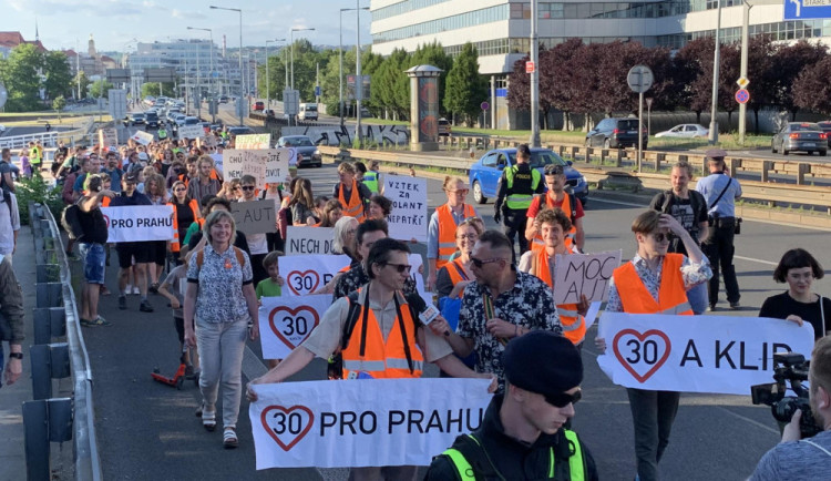 POLITICKÁ KORIDA: Jak má Praha reagovat na chování klimatických aktivistů? Odpovídají zastupitelé