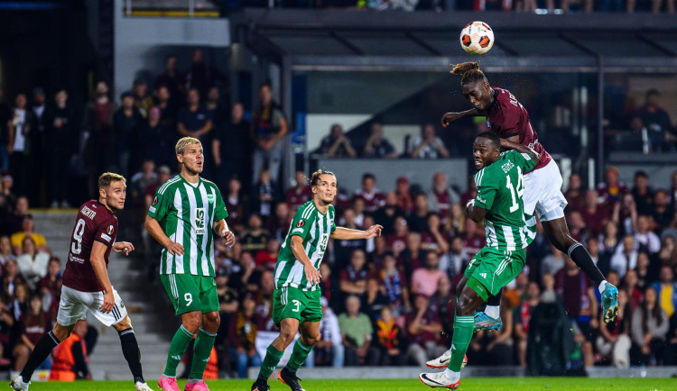 Hráli jsme proti basketbalistům, divil trenér Arisu po prohře se Spartou