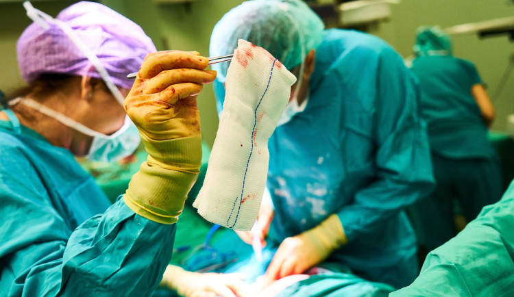 Mladá žena šla na plastiku prsou, po uspání už se neprobudila. Lékařka zaplatí pokutu