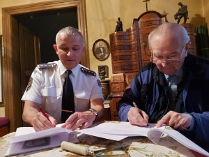 Pavel Rubeš daroval exponáty holešovické stanici.