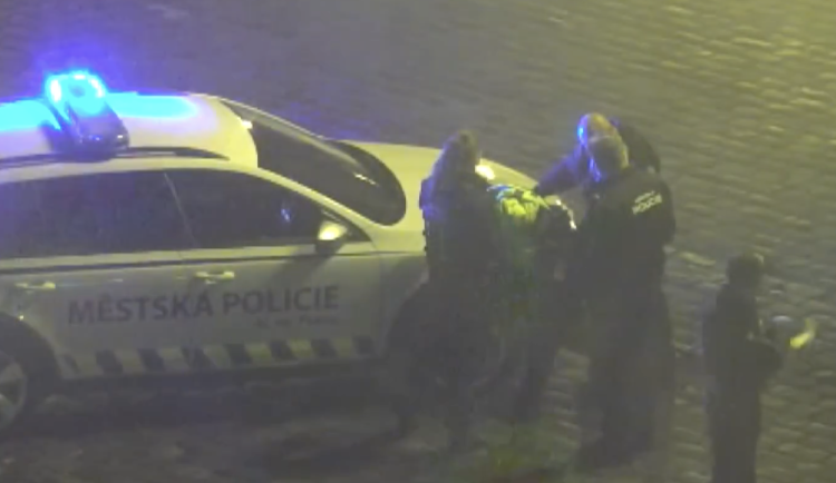 Muže zpacifikovali donucovacími prostředky.