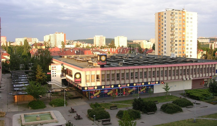 Obchodní centrum mají nahradit dvanáctipatrové domy. Místní protestují