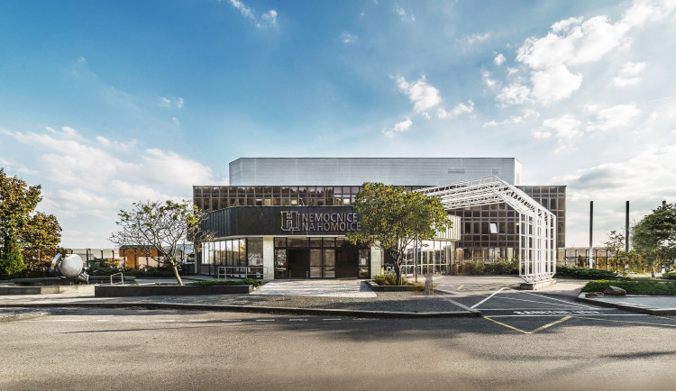 Zaměstnanci Nemocnice Na Homolce tvrdí, že nemají čas čerpat pauzy na jídlo, nemocnici žalují