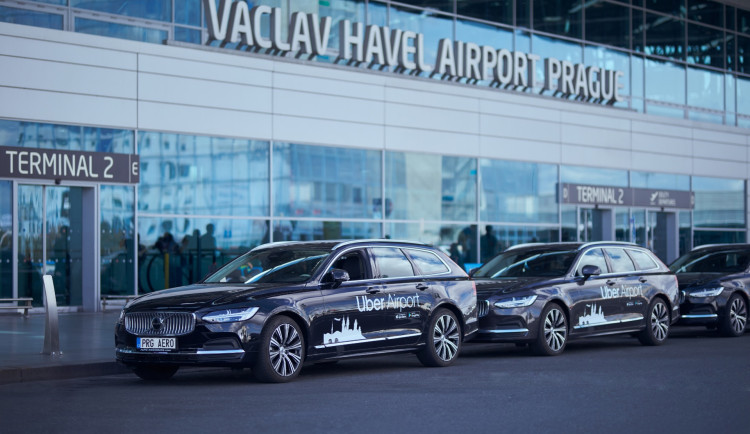 Běžné taxíky na pražském letišti nahradil Uber. Cestující chtěli znát cenu jízdy předem