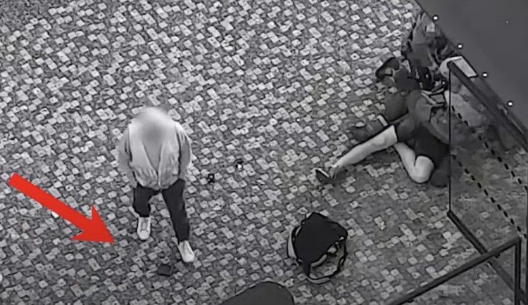 Muž chtěl využít situace a ukrást peněženku.