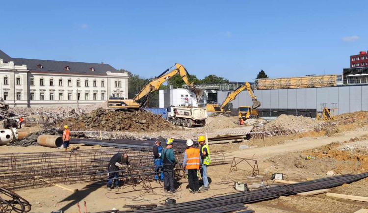 Ze zimního stadionu už mnoho nezbývá, suť bude pryč za dva týdny. Připravuje se pažení stavební jámy