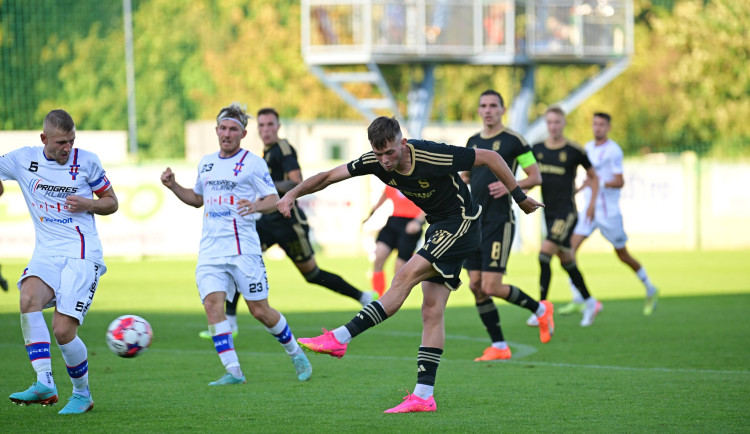 Slavie vstoupila do domácího poháru výhrou 2:0 v Kroměříži, Sparta zvítězila 1:0 v Líšni. Oba týmy byly bez kapitánů