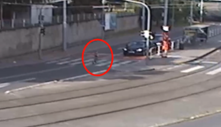 VIDEO: Osmiletý chlapec, řekl rodičům, že odchází. Zatímco ho hledala policie, procházel se Prahou