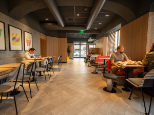 McDonald’s nově otevřel na Bělehradské  