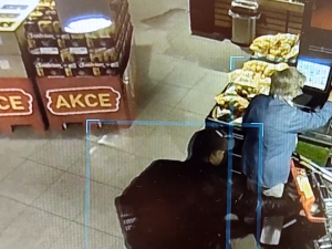 VIDEO: Kapsář ukradl devadesátileté ženě batoh přímo z vozíku, přišla o mobil i peníze
