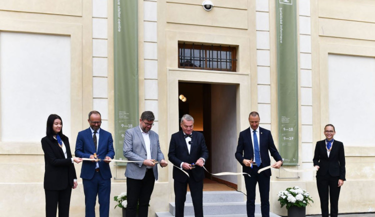 Foto z otevření nového centra.