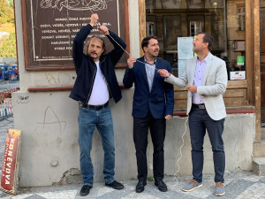 VIDEO: Začala výměna cedulí z bývalé Koněvovy ulice. Mezi lidmi je o ně obrovský zájem