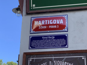 VIDEO: Začala výměna cedulí z bývalé Koněvovy ulice. Mezi lidmi je o ně obrovský zájem