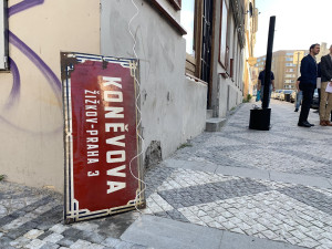 VIDEO: Začala výměna cedulí z bývalé Koněvovy ulice. Mezi lidmi je o ně obrovský zájem